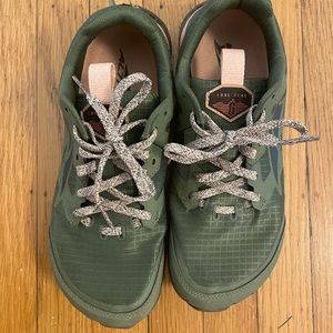 Brand new (without box or tags)mint condition Altra Lone Peak 6